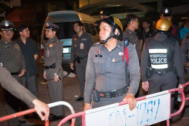 Polis demonstrants - satıcılar Patpong nigh sakin için çalışır.