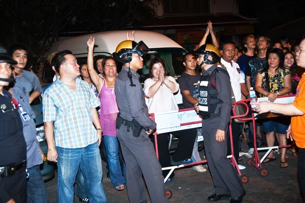 La policía trata de calmar a los manifestantes - vendedores de Patpong Nigh — Foto de Stock