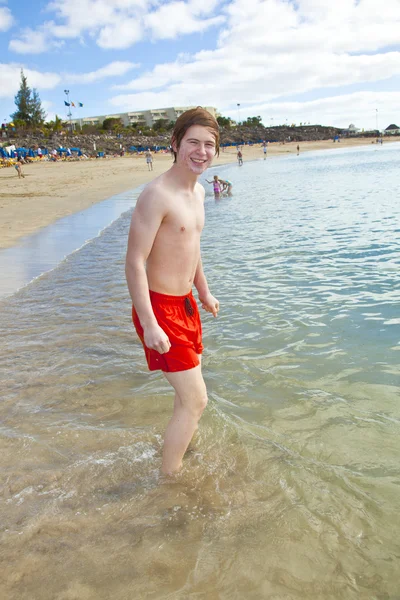Χαρούμενο έξυπνο αγόρι στην παραλία. — Φωτογραφία Αρχείου
