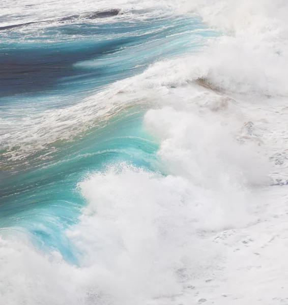 해질 무렵 해변의 아름다운 파도 — 스톡 사진