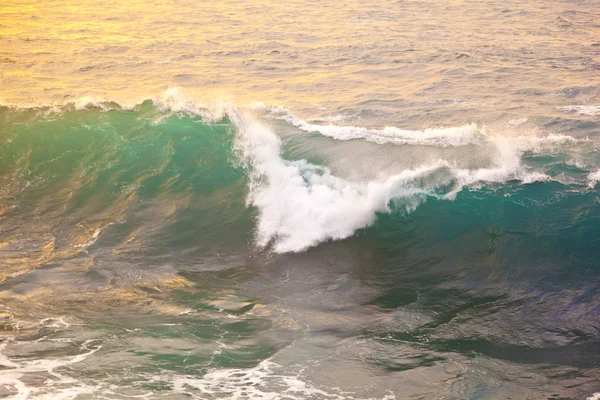 Красиві хвилі на пляжі під час заходу сонця — стокове фото