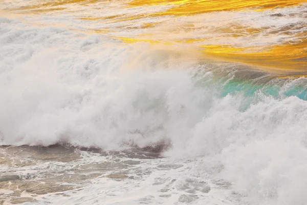 Belas ondas na praia ao pôr do sol — Fotografia de Stock