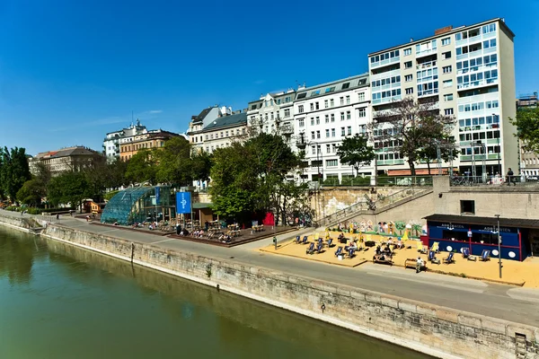 在 danuvia 运河在维也纳的海滩中继 — 图库照片