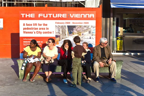 Плакатный проект Future Vienna стоит за скамейкой с — стоковое фото