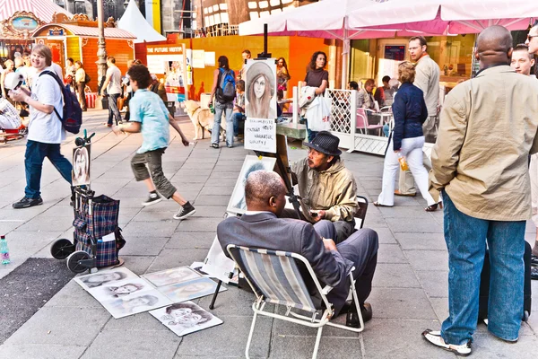 Uomo in zona pedonale ritratti turisti per guadagnare soldi . — Foto Stock