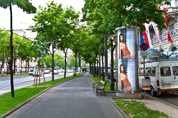 Реклама для жіночої білизни продукції в центрі Відня — стокове фото