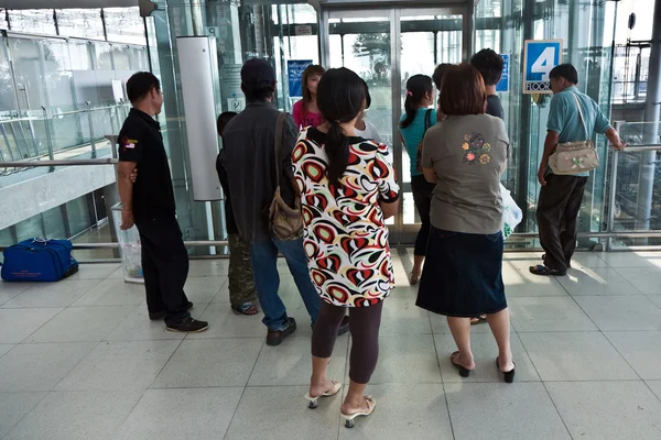 Passeggeri nell'Aeroporto Internazionale di Suvarnabhumi — Foto Stock
