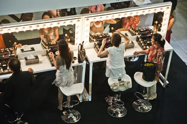 Косметична компанія Amway sponsores курс макіяж — стокове фото