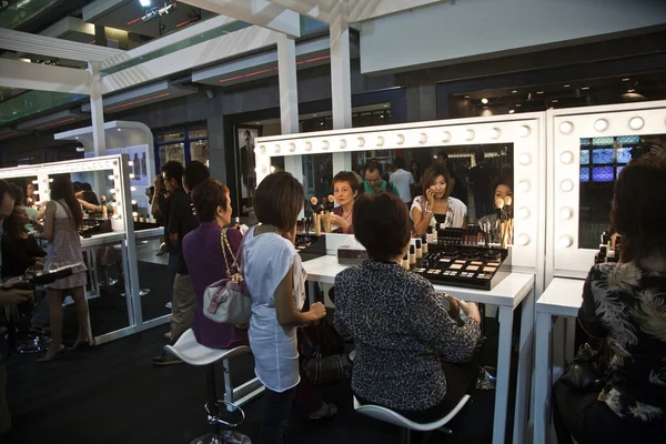 La société cosmétique AMWAY sponsorise un cours de maquillage — Photo