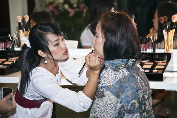 La société cosmétique AMWAY sponsorise un cours de maquillage — Photo