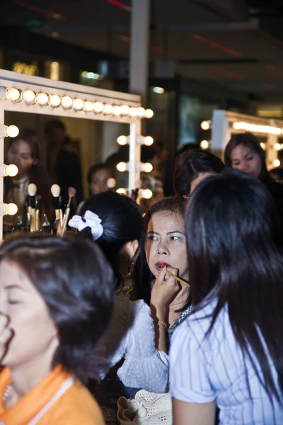 Cosmetische bedrijf amway sponsores een make-up cursus — Stockfoto