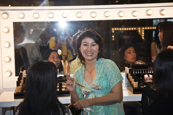 Empresa de cosméticos AMWAY patrocina um curso de maquiagem — Fotografia de Stock