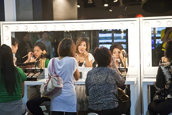 Kosmetyk firmy amway sponsores kurs makijażu — Zdjęcie stockowe