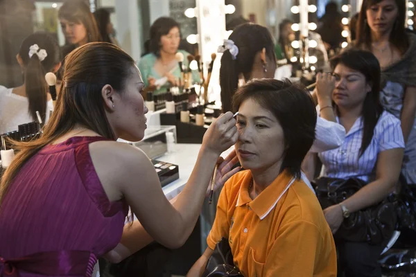 Cosmetic company AMWAY sponsores a makeup course — Stock Photo, Image