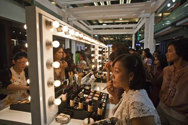 Empresa de cosméticos AMWAY patrocina um curso de maquiagem — Fotografia de Stock