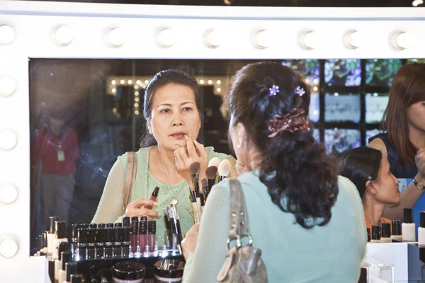 化妆品公司安利积极化妆课程 — 图库照片