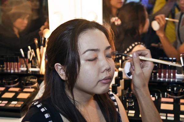 Kosmetiska företag amway sponsores en makeup-kurs — Stockfoto
