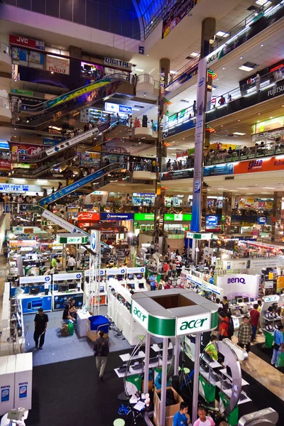 Shopping inside the Pantip Plaza — Stock Photo, Image