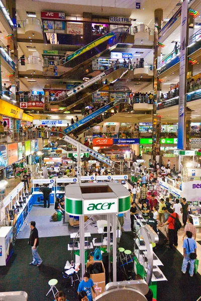 Shopping inside the Pantip Plaza — Stock Photo, Image