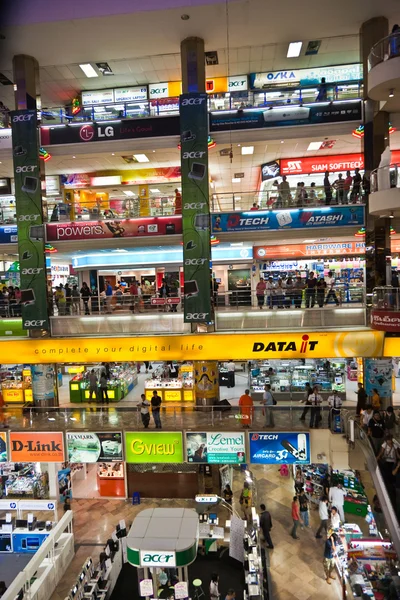 Compras dentro de la Plaza del Pantip — Foto de Stock