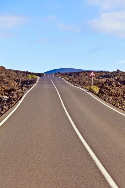 Straße durch Vulkangebiet im Timanfaya-Nationalpark — Stockfoto