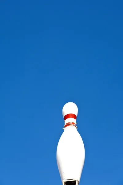 Bowling pin in blauwe hemel — Stockfoto