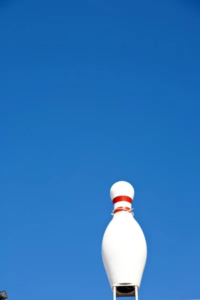 青い空にボウリングのピン — ストック写真