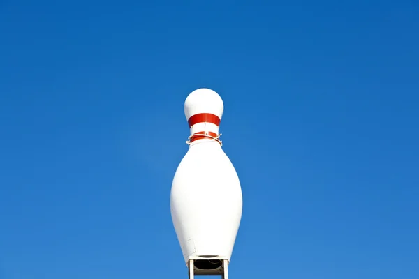 Bowlingnadel im blauen Himmel — Stockfoto
