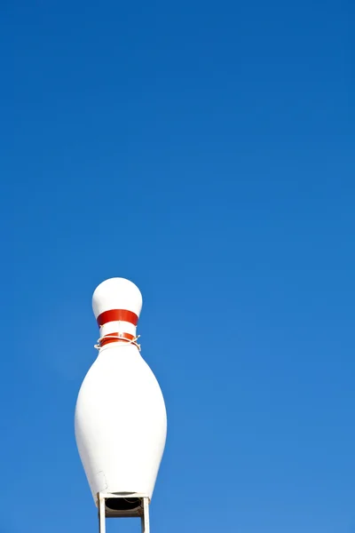 Bowling pin nel cielo blu — Foto Stock