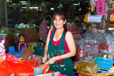 kadın sabah markette taze çiçek satışı