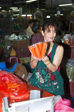 kadın sabah markette taze çiçek satışı