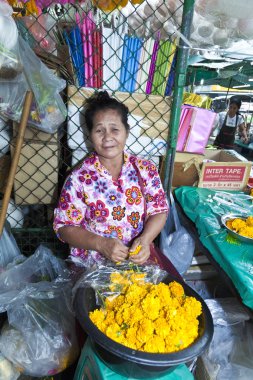 kadın sabah markette taze çiçek satışı