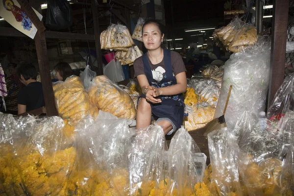 Женщины продают свежие цветы на утреннем рынке — стоковое фото