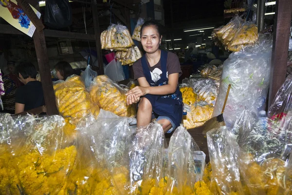 Vrouwen zijn de verkoop van verse bloemen op de ochtend markt — Stockfoto