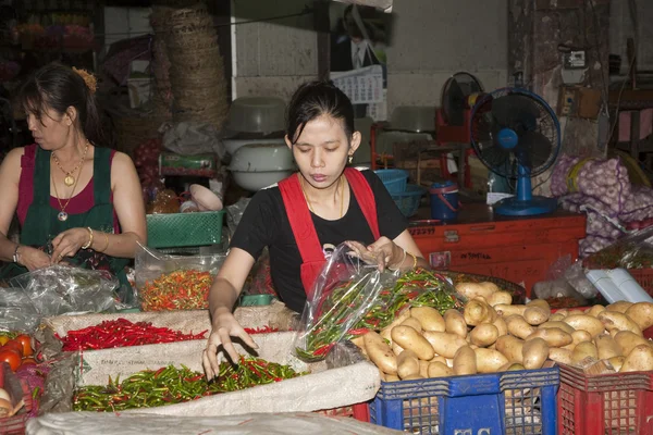 妇女售卖鲜花在早上市场 — 图库照片