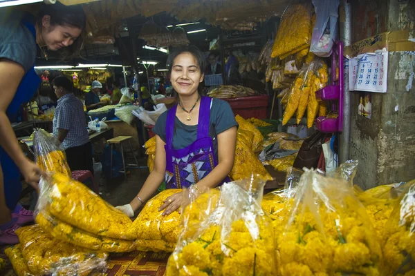 Vrouwen zijn de verkoop van verse bloemen op de ochtend markt — Stockfoto