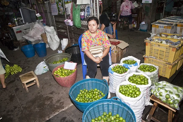 妇女售卖鲜花在早上市场 — 图库照片