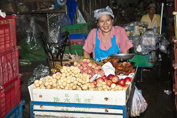 Las mujeres venden flores frescas en el mercado matutino. — Foto de Stock