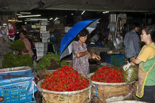 Les femmes vendent des fleurs fraîches au marché du matin — Photo