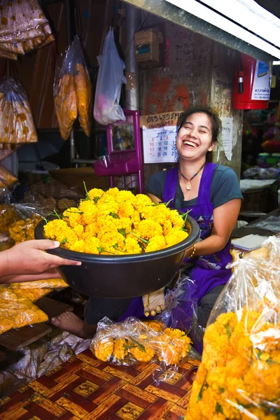 Las mujeres venden flores frescas en el mercado matutino. —  Fotos de Stock