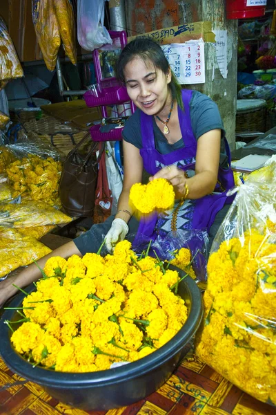 Les femmes vendent des fleurs fraîches au marché du matin — Photo