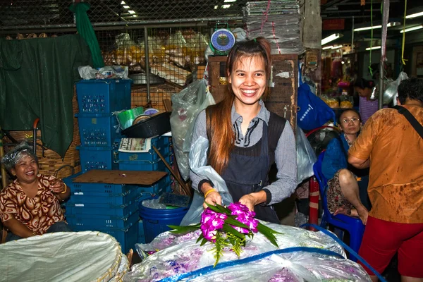 Ženy se prodávají čerstvé květiny na ranním trhu — Stock fotografie