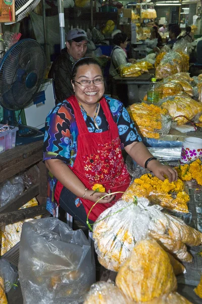 Women are selling fresh flowers at the morning market — Stock Photo, Image