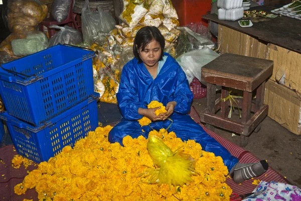 As mulheres estão vendendo flores frescas no mercado da manhã — Fotografia de Stock