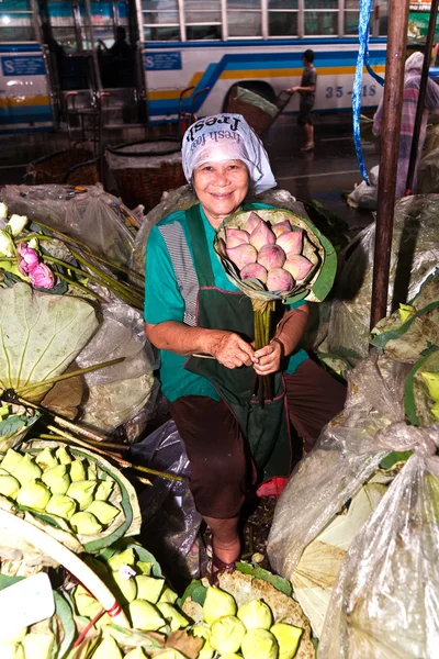 Ženy se prodávají čerstvé květiny na ranním trhu — Stock fotografie