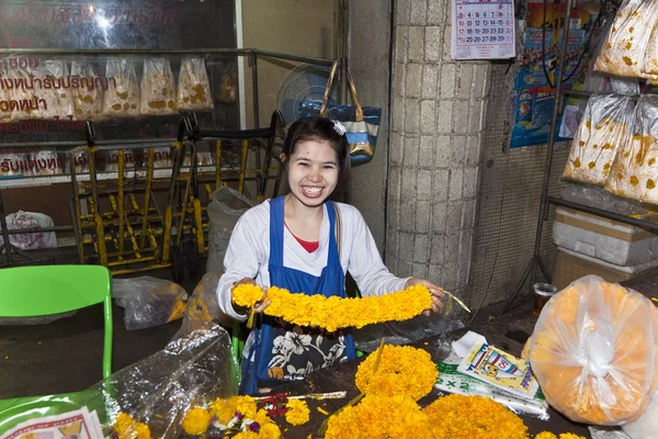 Kadın sabah markette taze çiçek satışı — Stok fotoğraf