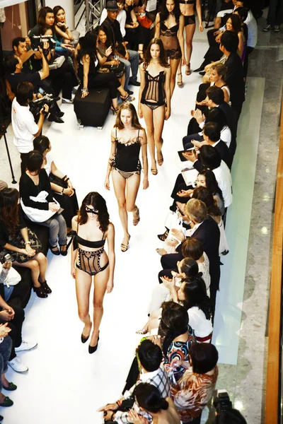 Opening van lingerie winkel la perla in winkelcentrum gayson — Stockfoto