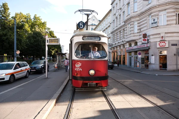 Оригинальный местный трамвай на Вену отправляется по расписанию на станцию PRAT — стоковое фото