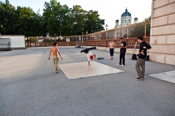 Młody zabawy przez break dancing w wiedeńskim Hofburgu — Zdjęcie stockowe