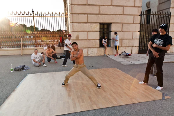 Jovens se divertir dançando break em Viena Hofburg — Fotografia de Stock
